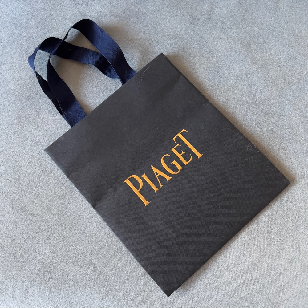 PIAGET Shopping Gift Bag

9.60x8.25x2.80 inches